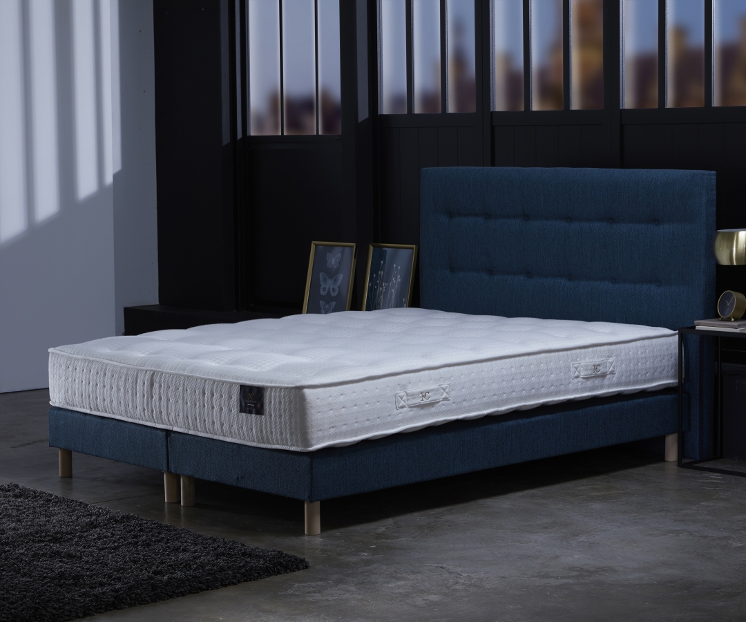 Ensemble matelas ressorts, sommier PEFC et tête de lit écoconçue