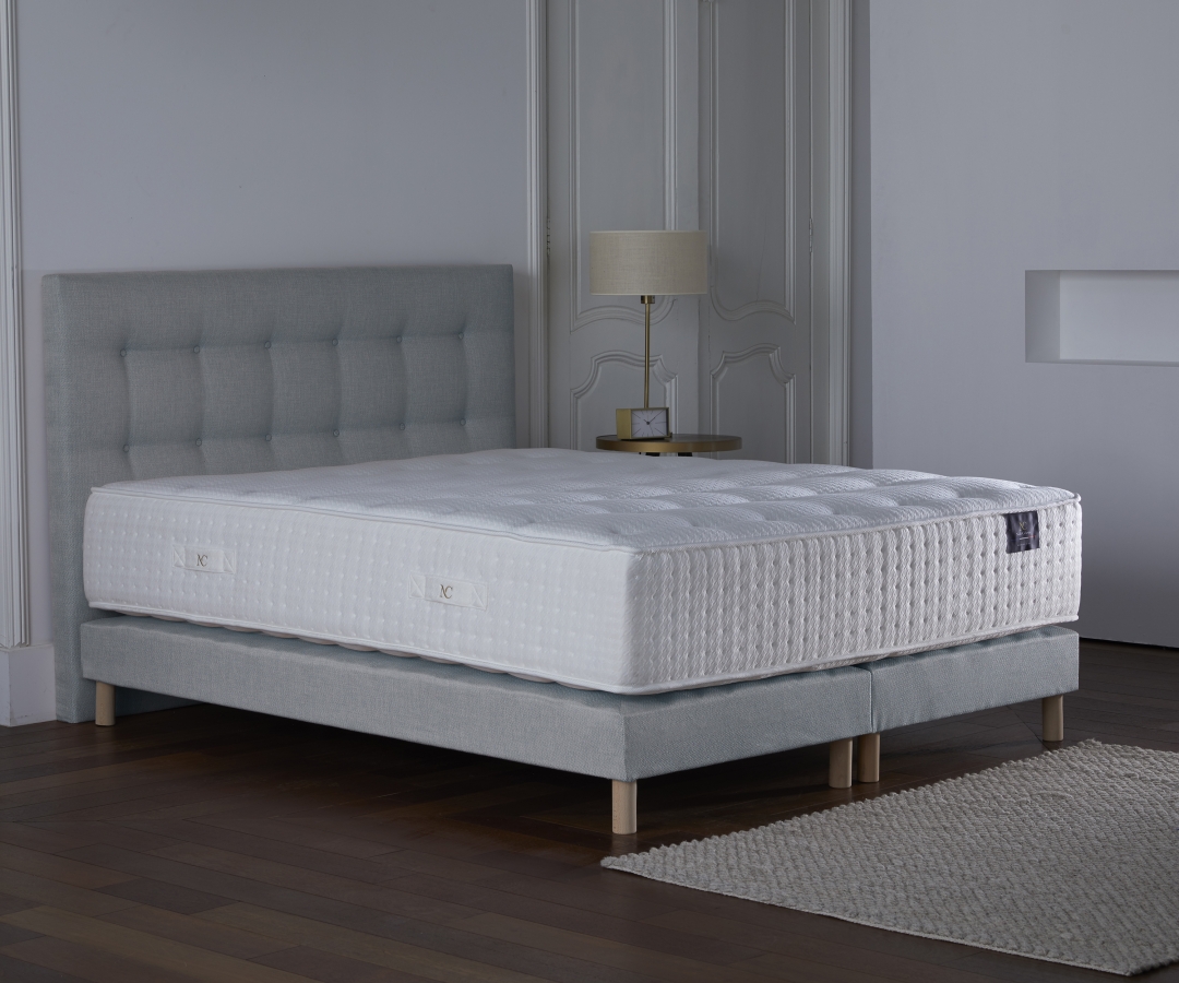 Matelas confort ultime avec ressorts HELIOS, mémoire de forme et latex